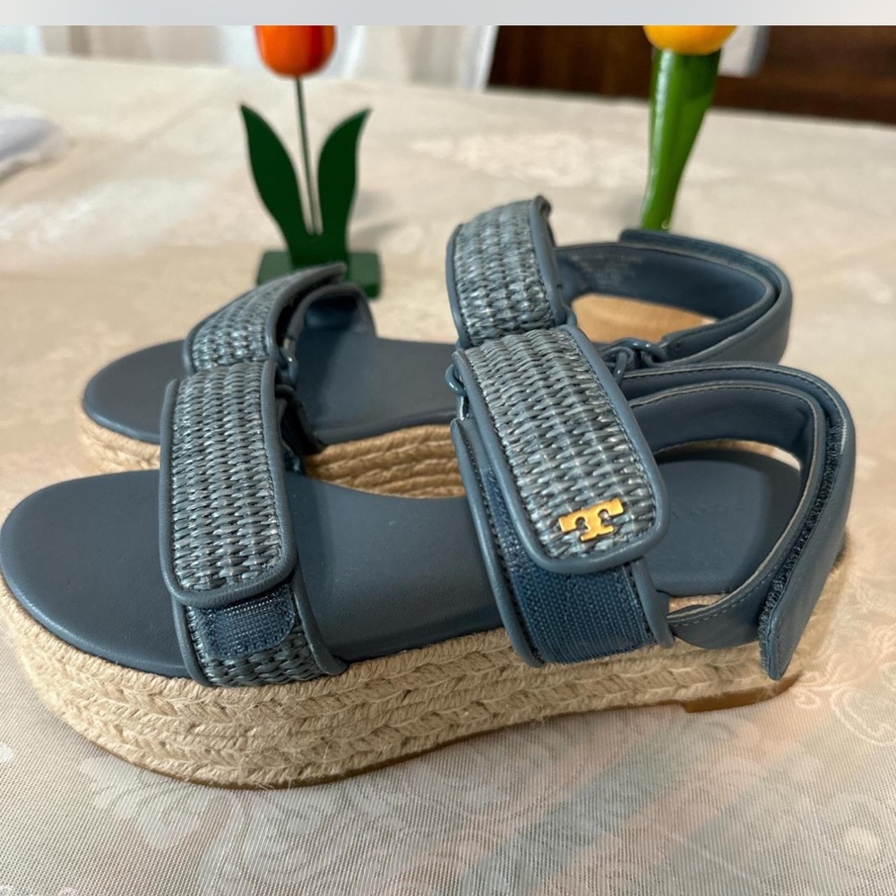 TORY BURCH • SANDALS
Size 5.5 • Like new